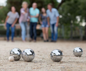 Groupe de personnes jouant à la pétanque au camping La haute borne en Picardie