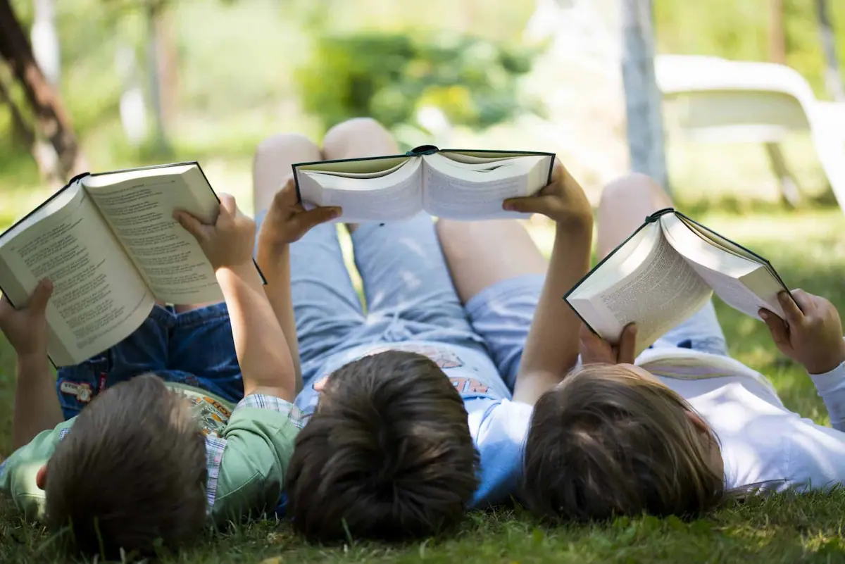 Enfants entrain de lire au camping la haute borne